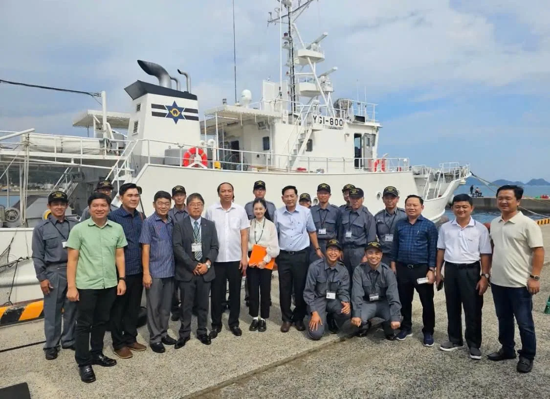 Kien Giang delegation beside a fishing vessel during the visit to Shimonoseki